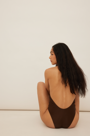 Freja Wewer x NA-KD Ribattu halterneck-uimapuku - Brown